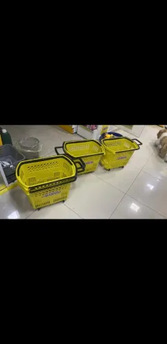 Cestos amarelos com alça e rodinhas giratórias, cada um só R$200,00 cada