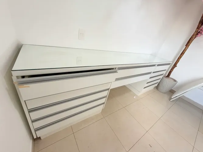 Bancada de Maquiagem Profissional com Tampo de Vidro e 10 Gavetas - R$ 2.500