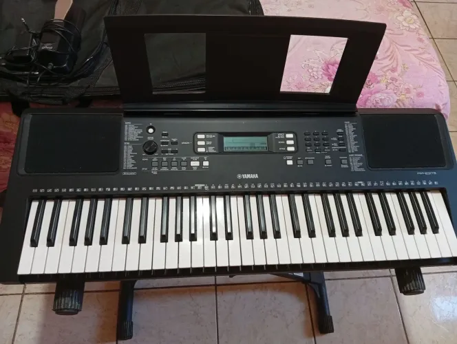 Teclado semi novo
