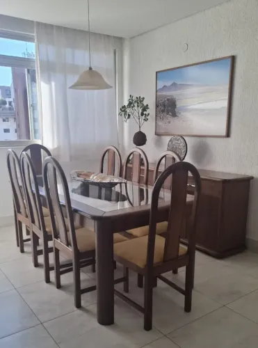 Conjunto mesa de jantar e buffet