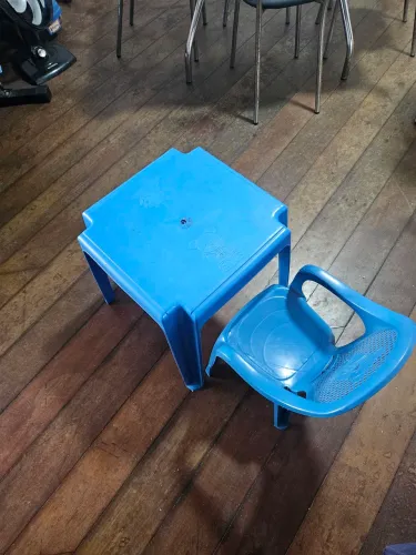 Mesa e cadeira infantil