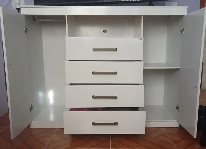 Vendo comoda branca 2 portas laterais e 4 gavetas