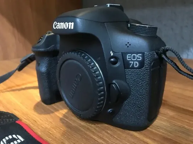 Câmera Canon EOS 7D (Apenas Corpo) - 91k Cliques + Acessórios