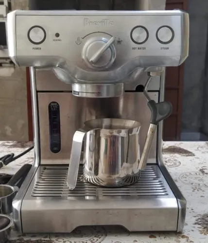 Cafeteiras expresso da marca Breville. O modelo é a Breville 800ESXL