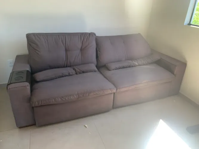 Sofá retrátil com duas almofadas