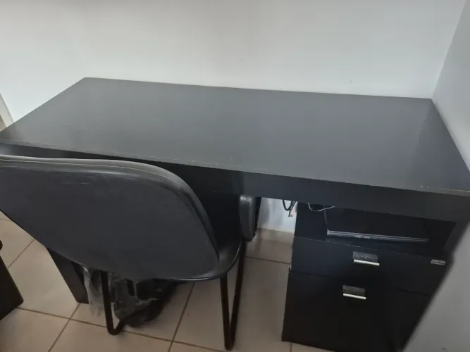 Escrivaninha preta