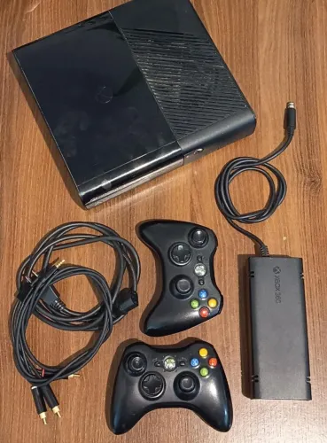 Xbox 360 Super Slim, conforme descrição