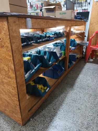 Balcão de atendimento  Rústico com expositor.