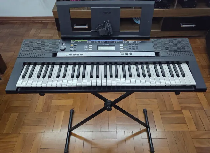 Teclado Yamaha - PSR E243 + Suporte