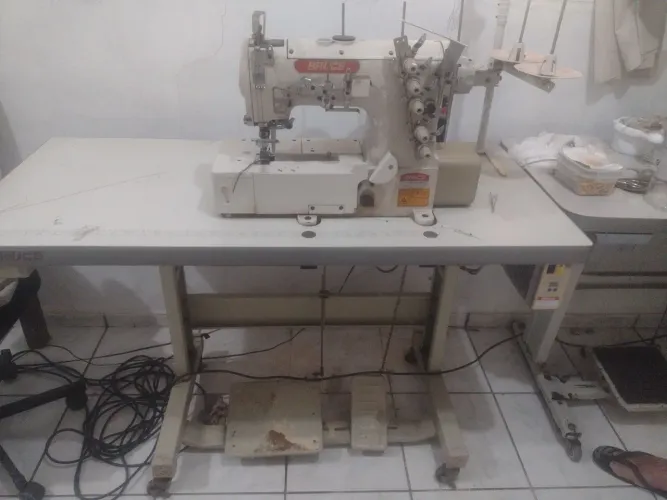 Máquina colare industrial marca Bruce 3 agulha e 5 fios