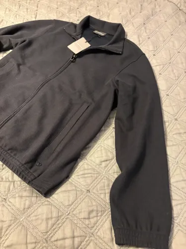 jaqueta/sweatshirt da linha Emporio colecao 2025 - padrão espinha de peixe