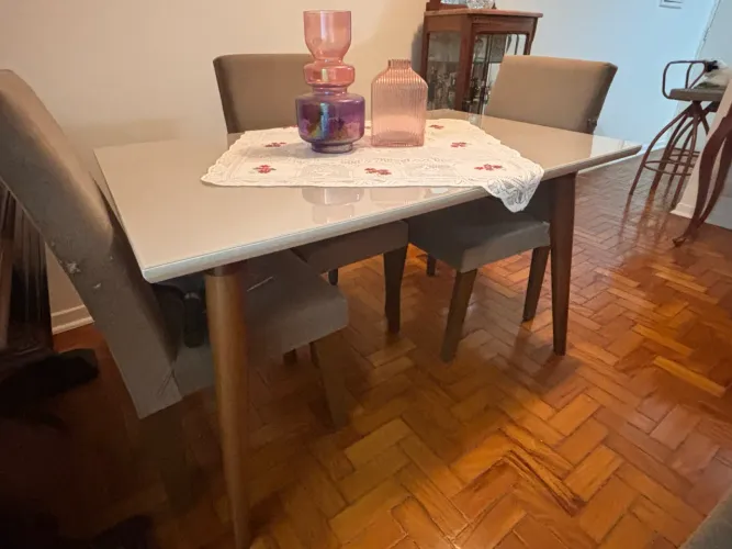 Mesa com 4 cadeiras Mobly