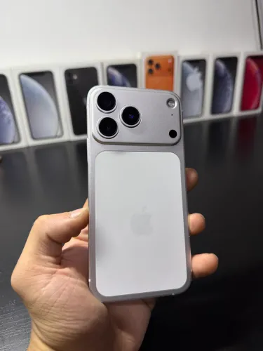 iPhone 12 na carcaça do 17 pro
