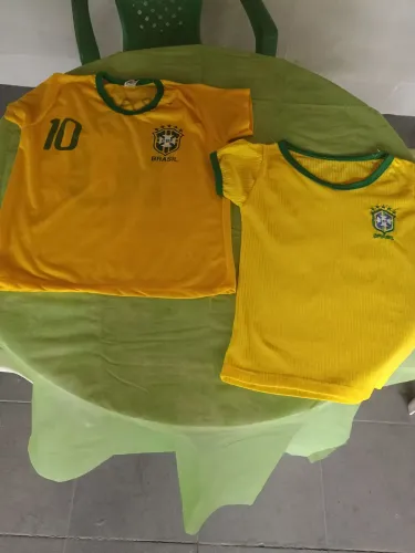 Duas camisas do Brasil tamanho P. Aproveita! Só restam duas!!!!!