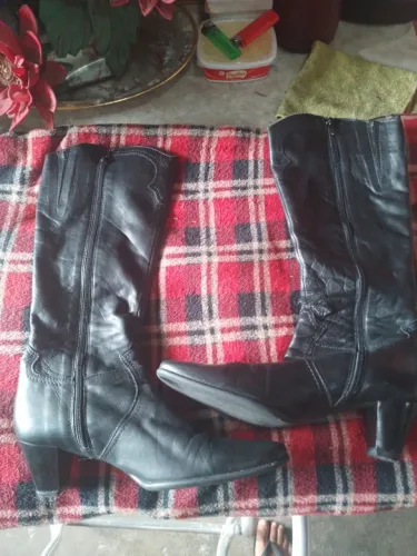Bota italiana cano longo semi nova. Número 40.