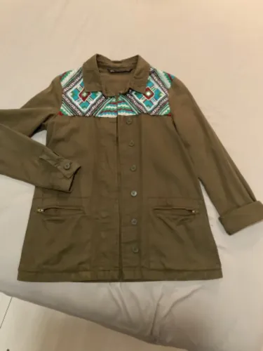 Jaqueta Zara com bordados