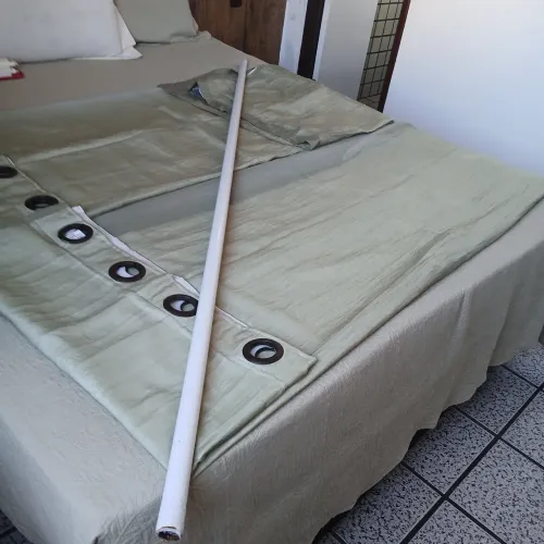 Cortina janela ou porta 1,28× 2,30 com blackout e voil, varão e suportes.