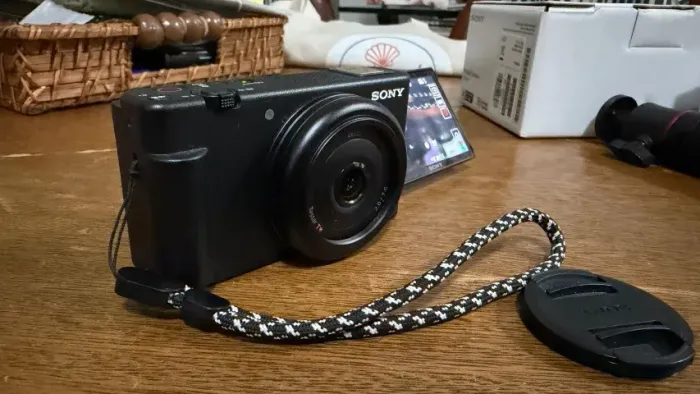 Sony ZV-1F 4K Vlogging - Kit Completo + 2 Baterias Extras + Carregador Externo