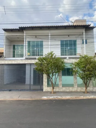 Sobrado para aluguel tem 200 metros quadrados com 7 quartos em Parque das Laranjeiras - Go