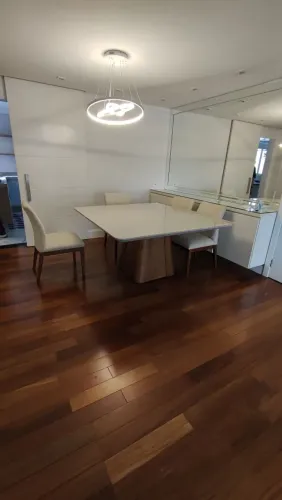 Mesa de jantar quadrada (sem cadeiras)