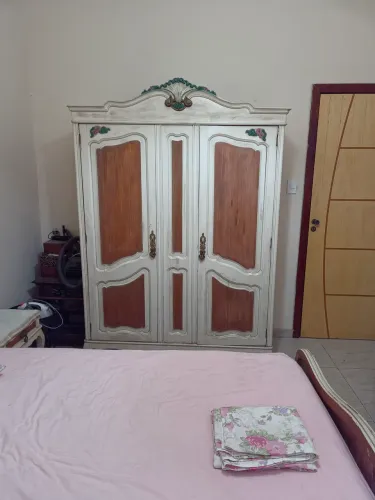 Guarda roupas em peroba do campo estilo Chipandelle