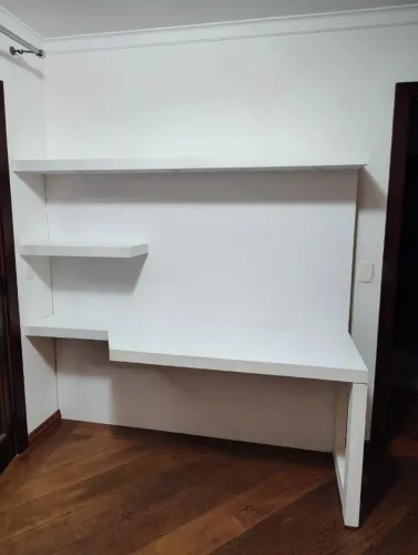 Escrivaninha com painel e prateleira