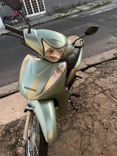 Uma moto biz primeira pra vender ou trocar por um carro