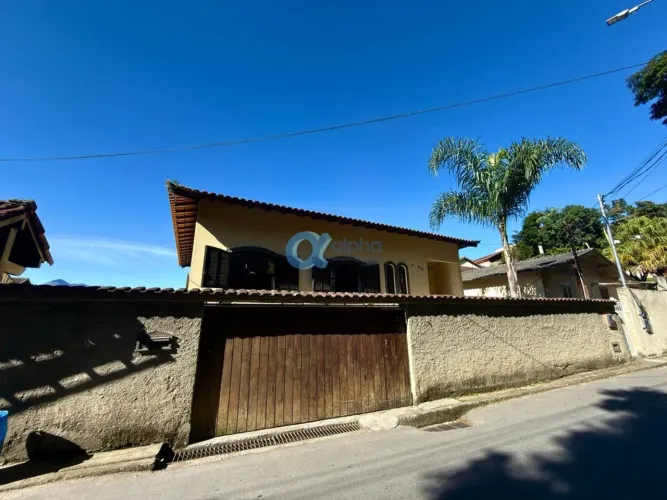 Linda Casa com 04 Quartos - 02 Suítes - Excelente Localização - Mosela - Petrópolis/RJ