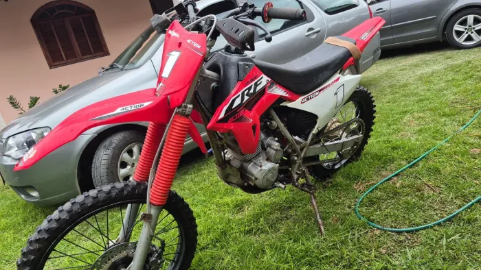 Vendo ou troco xr 200
