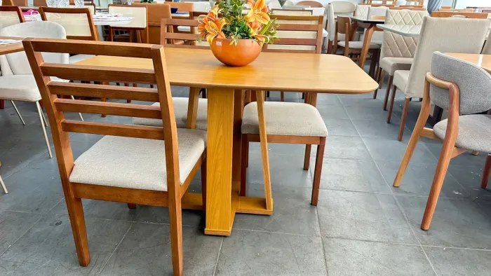 Conjunto de mesa com cadeiras de madeira