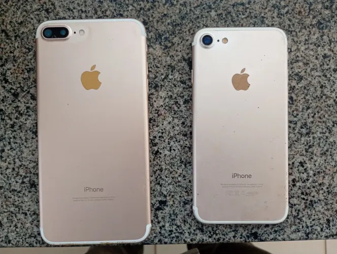 iPhones 7 plus e outro 