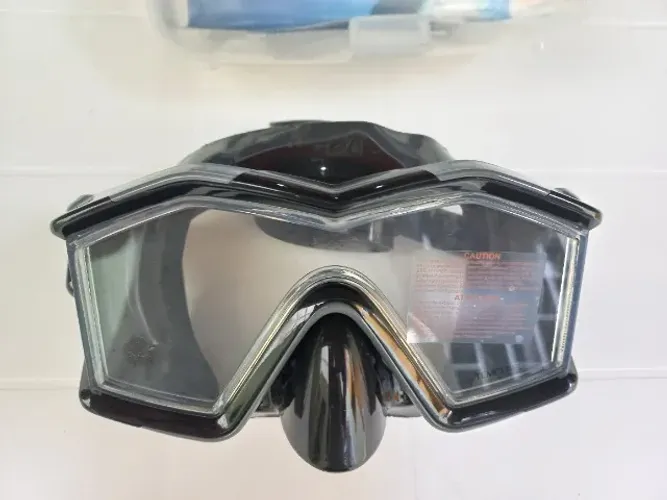 Kit de mergulho (mascara e snorkel) marca Intex.
