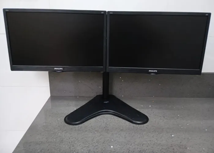 Suporte e 2 Monitores Philips 193v5l 18,5 "