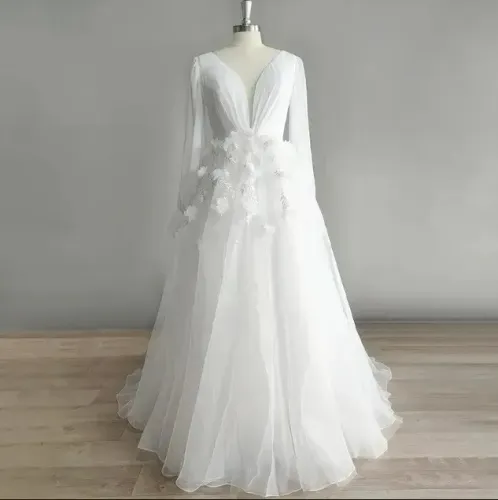 Vestido de Noiva Boho Clean com aplicação floral em 3D
