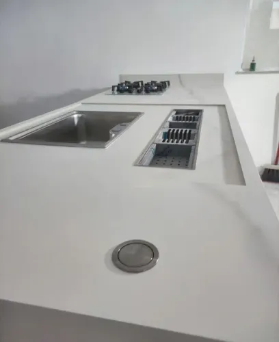 Pia de cozinha e banheiro de porcelanato.