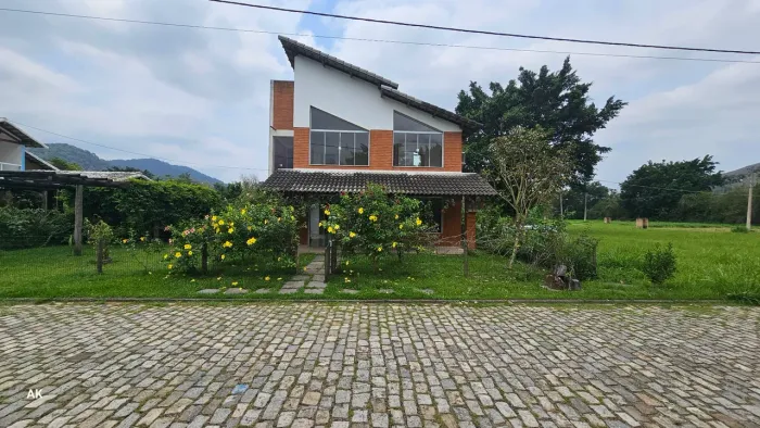 Vendo casa em condomínio alto padrão. Bairro: Tinguá, Nova Iguaçu