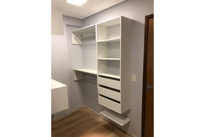 Mini closet em MDF branco 