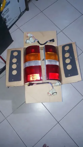 Par de lanternas traseiras Ford courier