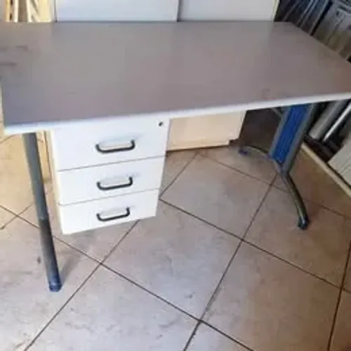 (2) Mesas de estação/escritório com gaveteiro triplo