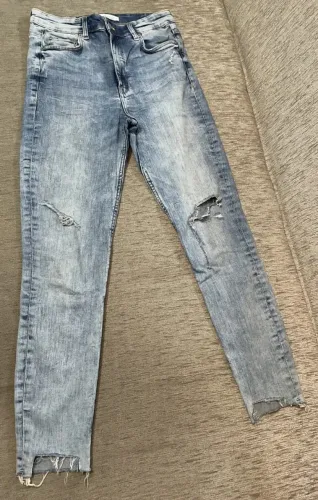 Calça Jeans, Marca Zara, Modelo Rasgado, Tamanho 38