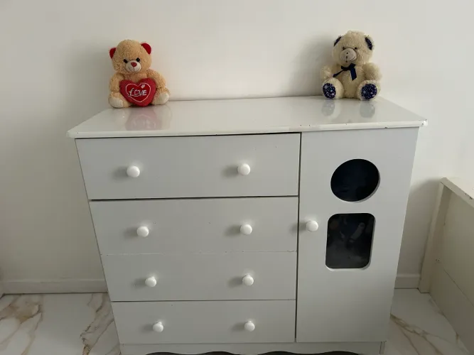 Cômoda branca com 4 gavetas + portinha lateral  excelente estado