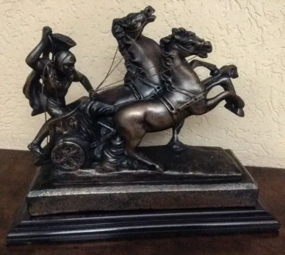 Estatueta Biga Romana C/ Cavalos, Gladiador. Linda ( Tupy )