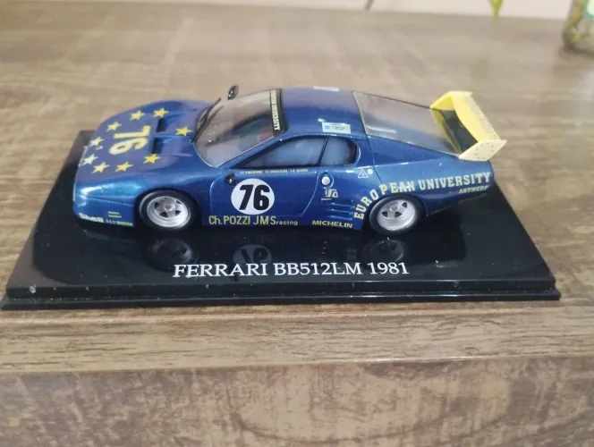 Miniatura Ferrari BB512LM F12 1981 Azul Ferrari Colection 1:43 (11cm).