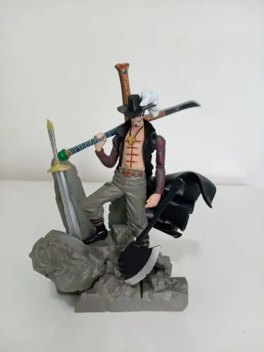 Action figure Dracule Mihawk One Piece(NOVO)