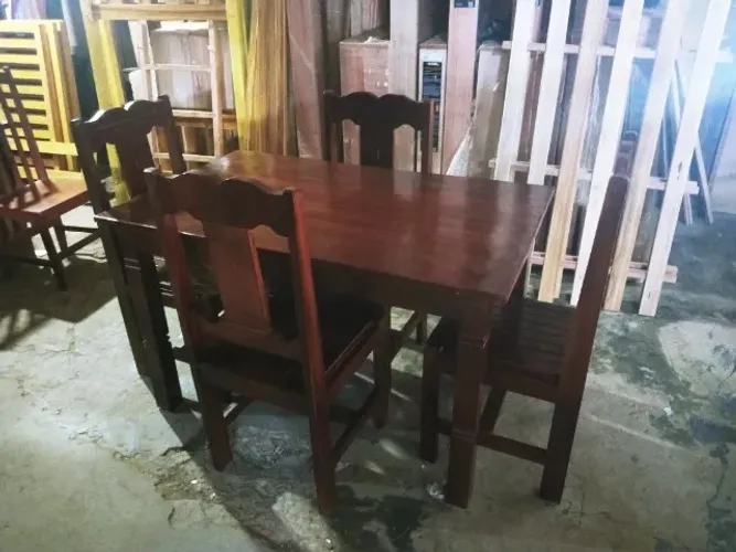 Mesa de jantar de madeira maciça com 4 cadeiras reforçadas