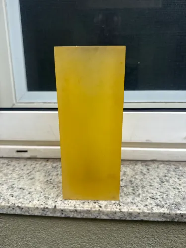 Vaso de resina quadrado amarelo
