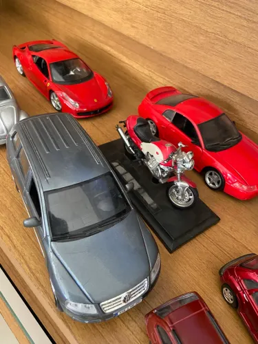 Título: Carrinho Miniatura  - Colecionável em Perfeito Estado