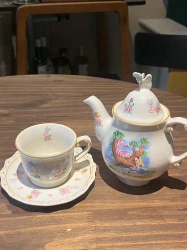 Bule 2 em 1 raro Alice Tea For One parques da Disney Alice no País das Maravilhas