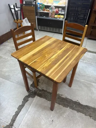 Mesa de Jantar em Madeira Maciça