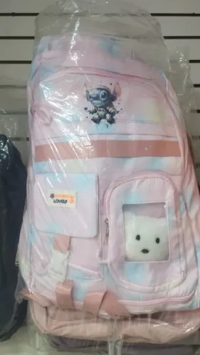 Mochila Escolar Infantil Stitch Tie Dye com Pelúcia Fofa - Rosa e Azul Pastel